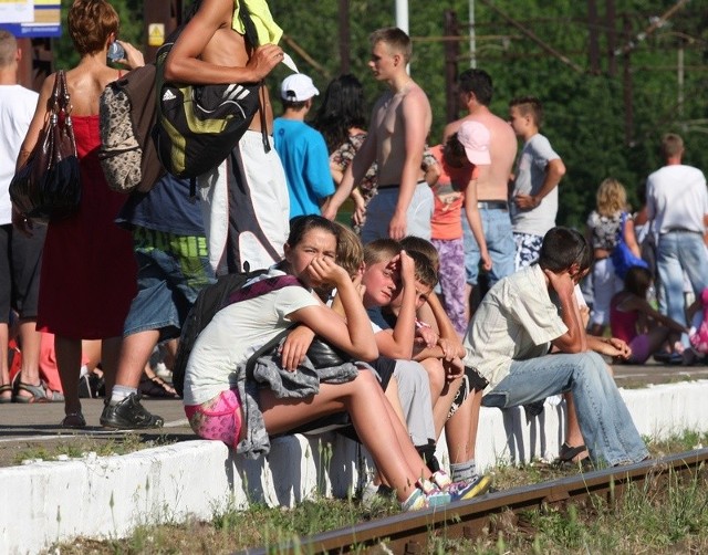 Na dworcu w Ustce brakuje ławek i pasażerowie siedzą na betonie. Kolej odpowiada: ławek raczej nie będzie. 