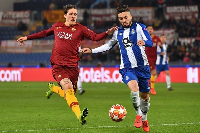 FC Porto AS Roma ONLINE. Już w środę 6.03.2019 rozegrane zostaną kolejne mecze rewanżowe 1/8 finału rozgrywek Ligi Mistrzów. W jednym ze środowych meczów, FC Porto podejmie AS Roma. W pierwszym spotkaniu tych drużyn minimalnie lepsi okazali się Rzymianie, wobec czego piłkarze FC Porto mając przed sobą rewanż rozgrywany na swoim boisku mogą myśleć o awansie do dalszej fazy, co zwiastuje nam interesujące widowisko. Gdzie oglądać FC Porto AS Roma [STREAM ONLINE, TRANSMISJA TV, NA ŻYWO, LIVE]