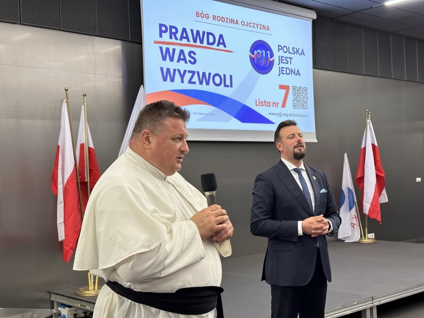 Tu Rafał Piech na zdjęciu z księdzem Wiesławem Pęskim.