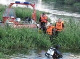 Dramat nad rzeką. 14-latek wpadł do wody. Szukają go nurkowie (zdjęcia)