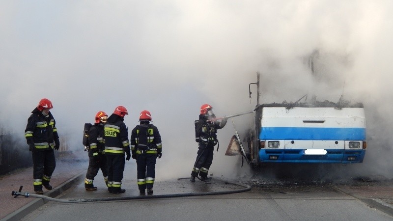 Pożar autobusu w Augustowie pod Pionkami. Kierowca sam zadzwonił po pomoc