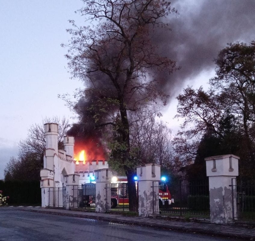 Pożar zabytkowej neogotyckiej bramy w Parku Lubomirskich w Przemyślu [ZDJĘCIA]