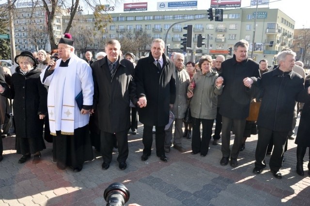 Ksiądz zachęcił zebranych do wzięcia się za ręce