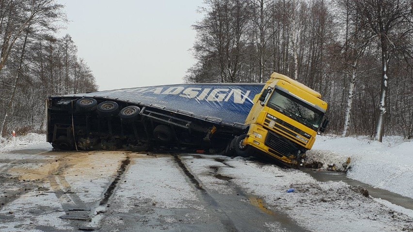 Zderzenie tira i osobówki w miejscowości Domostawa. Autobus w rowie. Nie żyją 2 osoby. Dwoje dzieci w szpitalu [ZDJĘCIA]