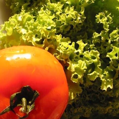 Najwięcej azotanów jest w warzywach liściastych. Mają je też pomidory.