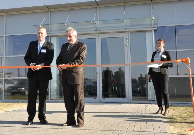 Marcus Vonhausen (z lewej) i burmistrz Artur Tomala podczas otwarcia fabryki Aludesign w Gorzowie Śląskim.