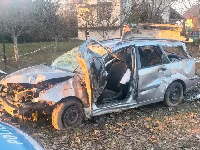 Poza uszkodzoną skrzynką elektryczną, policjanci zastali na miejscu zdarzenia całkowicie zniszczony samochód, uszkodzone ogrodzenie posesji i wyrwanych kilka krzewów.