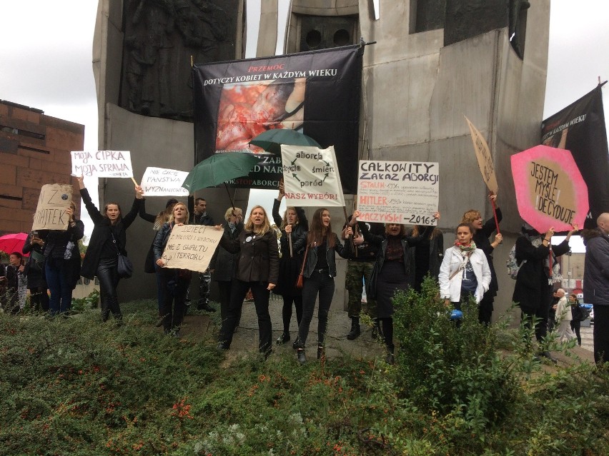 Czarny protest na placu Solidarności w Gdańsku