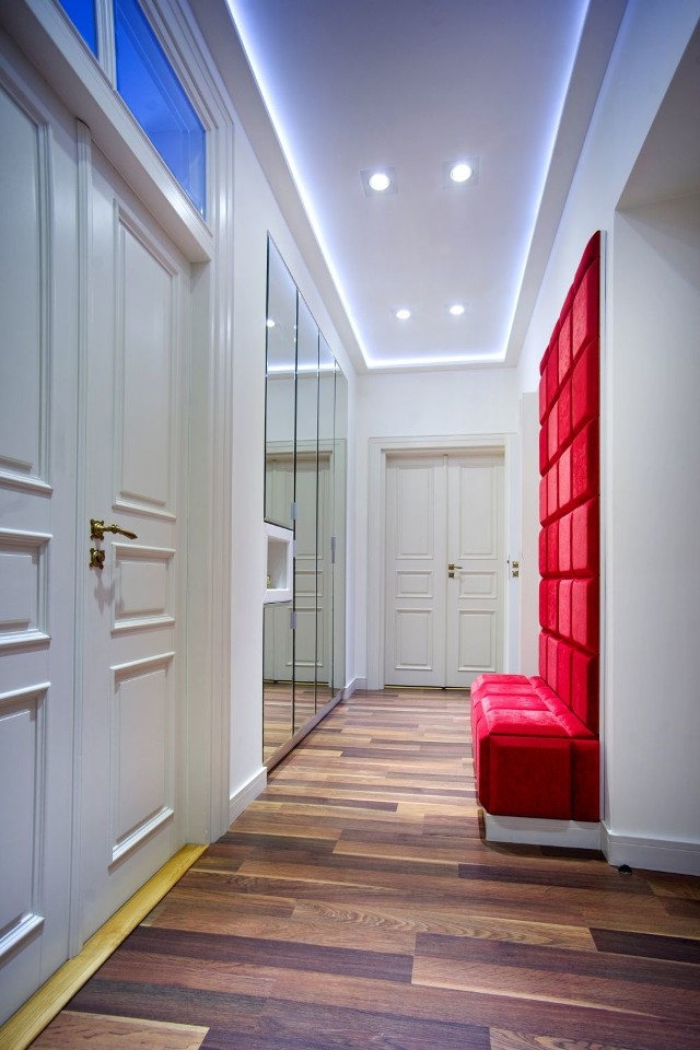 Małe i wąskie pomieszczenieMałe pomieszczenie wyda się większe, jeśli ściany będą białe albo w pastelowych kolorach.