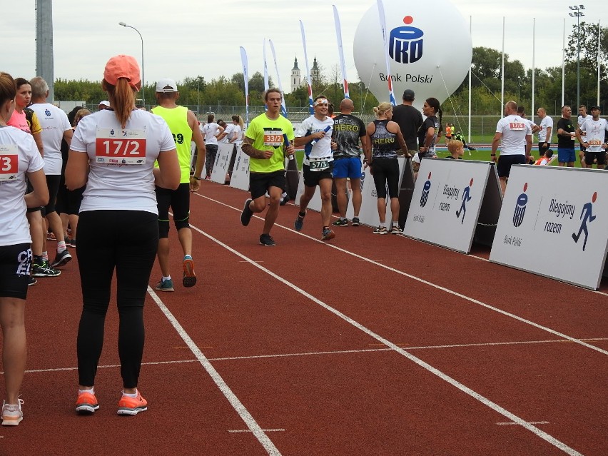 Łomża. 4. edycja PKO Bieg Charytatywny na stadionie. Pomagali z każdym krokiem i pokonywali rekordy [ZDJĘCIA, WIDEO]