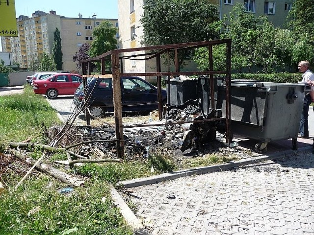 Po altanie śmietnikowej przed blokiem przy ulicy Jagiellońskiej 37 został tylko metalowy szkielet.