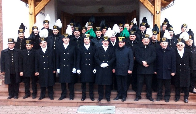 Zakład Lhoist w Bukowie obchodził uroczyście Dzień Górnika. Pracownicy pojawili się na mszy świętej w galowych mundurach.