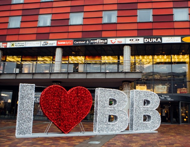 I LOVE BB – taki napis świetlny pojawił się przed Galerią Sfera II w Bielsku-Białej