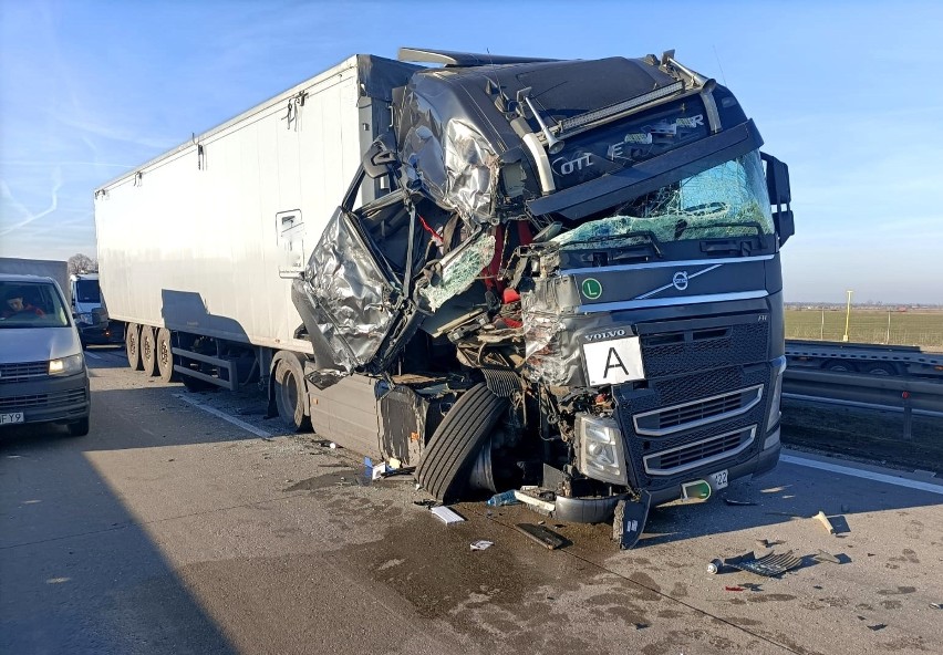 Wypadek dwóch tirów na autostradzie A4 pod Wrocławiem. Duże utrudnienia w ruchu (ZDJĘCIA)