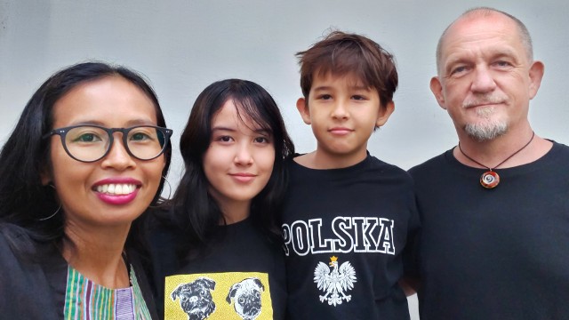 Cała rodzina Śmieszków brała udział w niezwykłym projekcie, który udało się doprowadzić do szczęśliwego końca. Czy jedyna w swoim rodzaju publikacja spodoba się mieszkańcom egzotycznej Indonezji?