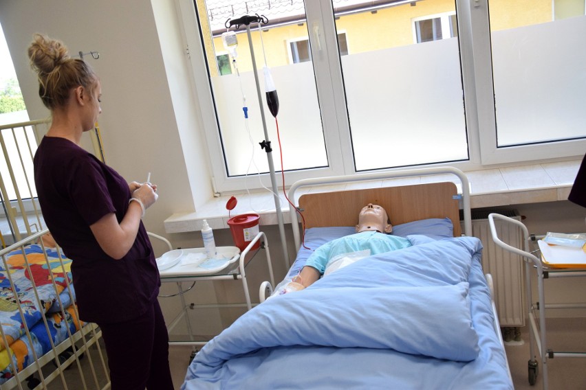 W Jarosławiu otworzyli Centrum Symulacji Medycznej. Dla studentów pielęgniarstwa, jeden z budynków PWSTE urządzono jak szpital [ZDJĘCIA]