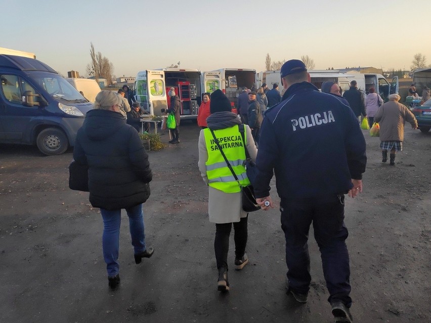 Radziejowscy policjanci kontrolowali bazar, czuwali nad pieszymi - obserwując z drona