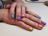 Comic nails, czyli komiksowe paznokcie to efektowny manicure na każdą okazję. Wygląda, jakby był zrobiony w Photoshopie
