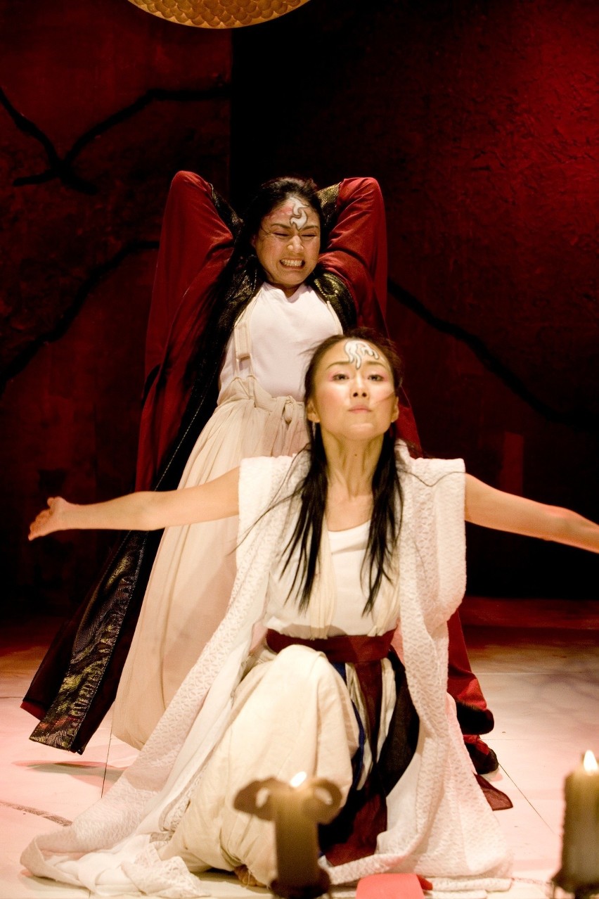 Spektakl koreańskiego teatru z Seulu "Medea i jej sobowtór" pokazany na scenie Teatru Powszechnego w Radomiu
