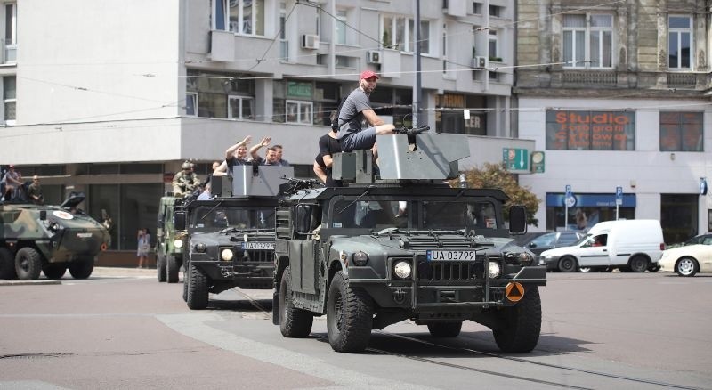 Celebryci w wojskowych pojazdach przemknęli ulicą Piotrkowską [zdjęcia]