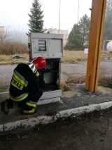 Nieszczelny zbiornik z gazem na nieczynnej stacji paliw w Czarnej Dąbrówce