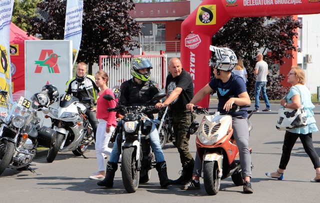 Zarząd Delegatury Grudziądzkiej Automobilklubu Toruńskiego zaprosił jak co roku miłośników jednośladów do rywalizacji i zabawy. Przez pięć godziny trwały potyczki i doskonalenie techniki jazdy motocyklistów na torze przeszkód na parkingu marketu Auchan.