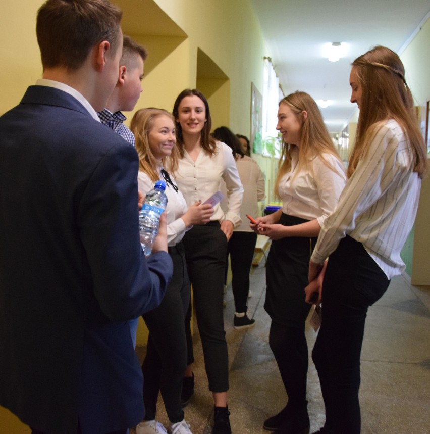 Gimnazjaliści z grudziądzkiej "ósemki" tuż przed wejściem na...