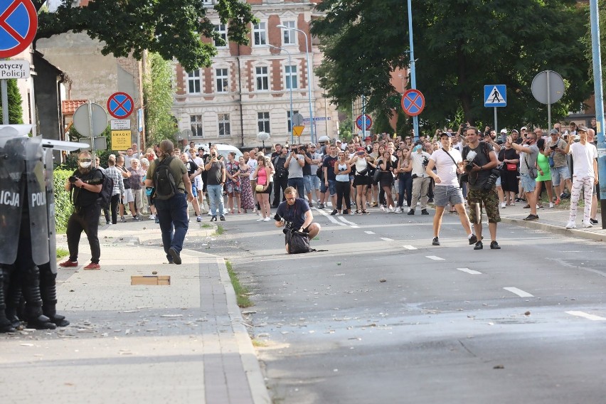 Protest pod budynkiem komisariatu policji w Lubinie...