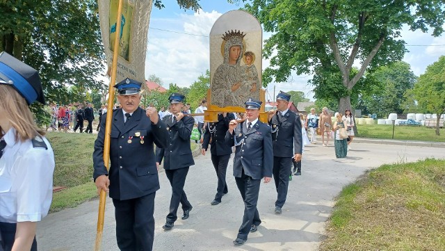 Mieszkańcy Dzierzgowa licznie szli w procesji. Więcej na kolejnych zdjęciach.