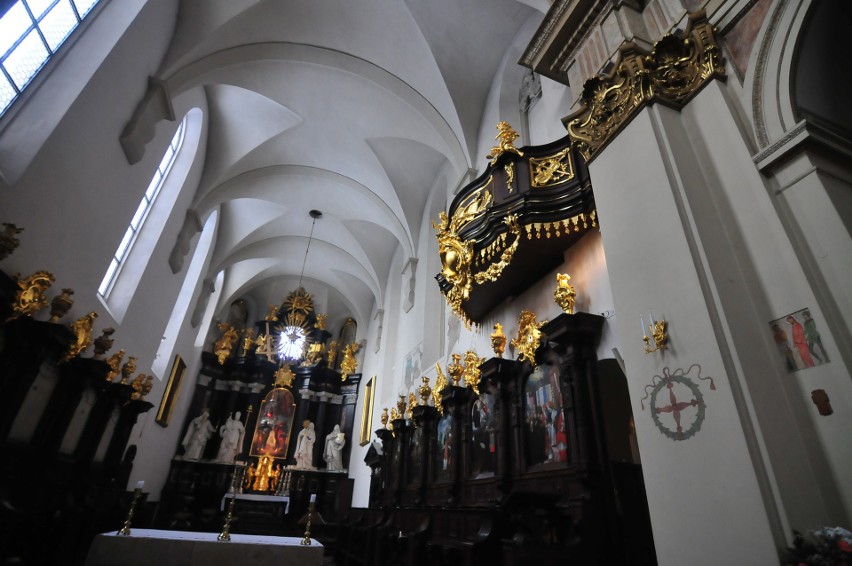 Prezbiterium ze zrekonstruowanym balkonem organowym nad...