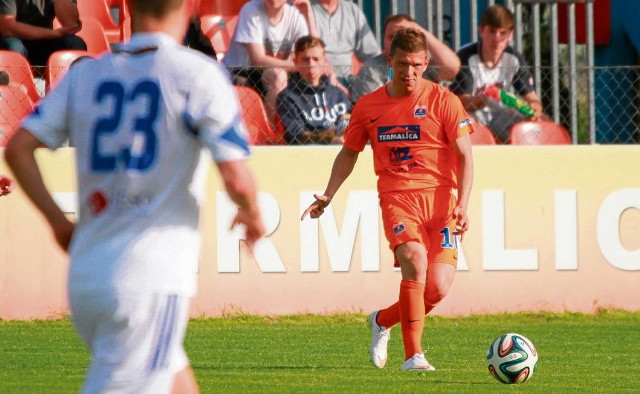 Adrian Chomiuk (w pomarańczowej koszulce) w sparingu z Podbeskidziem strzelił pierwszego gola