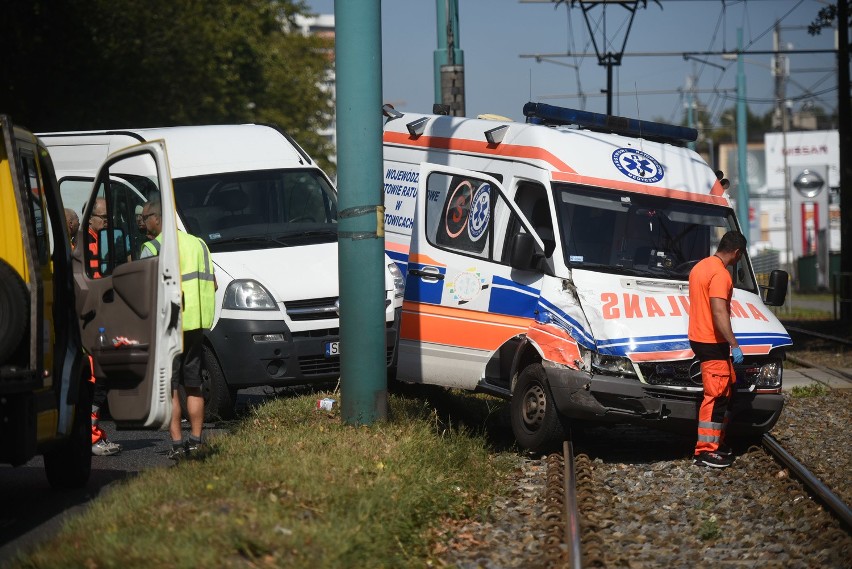 Wypadek karetki w Katowicach