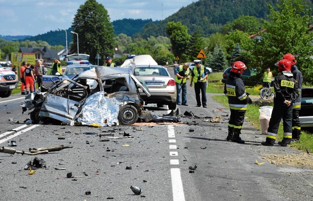 Fiat seicento został zmiażdżony przez samochód ciężarowy. Podróżujące osobówką małżeństwo zmarło na miejscu. Ratownicy pogotowia, mimo podjętych prób, nie byli w stanie uratować im życia