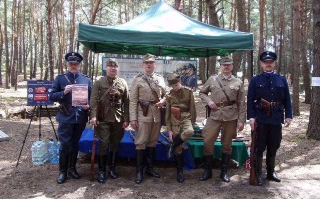Na pikniku militarnym w Mniszewie radomscy rekonstruktorzy prezentowali broń i rożne historyczne sylwetki mundurowe.