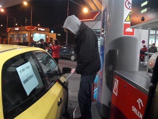 Kierowcy w Mielcu narzekają, że w ich mieście benzyna jest najdroższa w regionie. Skrzyknęli się, żeby protestować. Teraz czekają na reakcję lokalnego samorządu i instytucji powołanych do walki z nieuczciwą konkurencją