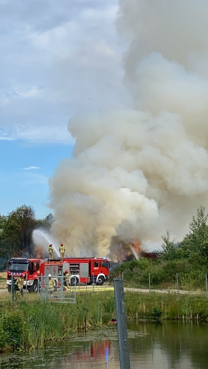 Pożar na ul. Inwestycyjnej w Słupsku. Pojechały trzy zastępy straży pożarnej