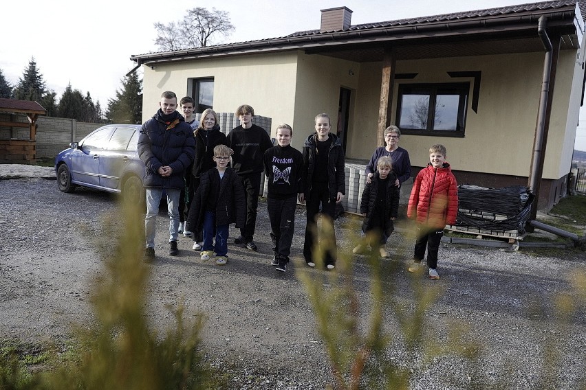 Mama osierociła dziewięcioro dzieci. Rodzeństwo z Jeleniowa w gminie Nowa Słupia potrzebuje naszej pomocy. Zobacz zdjęcia i film