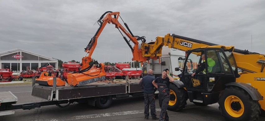 SaMASZ podczas montowania stoiska na Agro Show