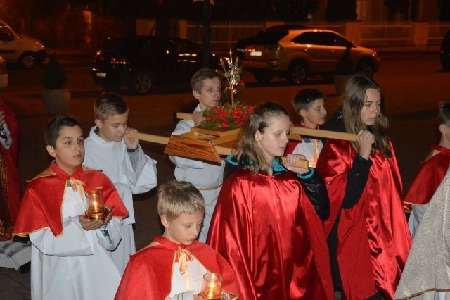 W poniedziałek wieczorem w Sanktuarium Matki Bożej Ostrobramskiej w Skarżysku - Kamiennej odbyło się młodzieżowe uwielbienie - wspólna modlitwa członków Katolickiego Stowarzyszenia Młodzieży z diecezji radomskiej. ZOBACZ NA KOLEJNYCH SLAJDACH>>>Oprawę muzyczną zapewnił złożony z księży zespół Jak Najbardziej. Uwielbienie poprzedziło uroczystą Mszę Świętą, sprawowaną przez biskupa radomskiego Henryka Tomasika w koncelebracji z księdzem Jerzym Karbownikiem i liczną grupą kapłanów. Nabożeństwo transmitowały na żywo Telewizja Trwam i Radio Maryja.Świątynia była pełna wiernych. Skarżyszczan, członków KSM, oraz Rodzina Radia Maryja z diecezji radomskiej. Zebrani mogli usłyszeć głos ojca Tadeusza Rydzyka, który "połączył się z nimi dzięki nowoczesnej technice". Słynny Redemptorysta chwalił skarżyskie sanktuarium i gratulował jubileuszu jego 30 lecia. - Widzę was wszystkich, tyle pięknej młodzieży tu jest - mówił ojciec Rydzyk. W tłumie wypatrzył Łukasza Mierzejewskiego, radomskiego działacza Prawa i Sprawiedliwości. - jestem pewny, że w następnych wyborach zbierze jeszcze więcej głosów. Dużo zebrał, ale jak mu dali takie odległe miejsce... On od dziecka słyszał Radio Maryja w swoim domu - opowiadał ojciec dyrektor. Mówił też o potrzebie wspierania katolickich mediów. - Wyobraźcie sobie, że właściciel Polsatu ma 28 kanałów telewizyjnych, a wpływ na 50 kanałów polskojęzycznych. A TVN. Ludzie patrzą w niego jak sroka w kość. A oni mają 13 kanałów - wyliczał zakonnik. Msza Święta rozpoczęła się procesją, podczas której do świątyni wniesiono relikwie pierwszego stopnia (fragment ciała) błogosławionej Karoliny Kózkówny.  W 1914 roku została zamordowana przez rosyjskiego żołnierza, gdy broniła się przed gwałtem. Jest patronką Katolickiego Stowarzyszenia Młodzieży, Ruchu Czystych Serc i osób molestowanych.- Podczas Mszy Świętej w 1987 roku, kiedy Ojciec Święty ogłosił ją błogosławioną, poświęcił też kamień węgielny pod nasze sanktuarium. Od dziś każdego 18 dnia miesiąca będziemy się tu modlić o czystość, młodzież będzie mogła odbierać pierścienie czystości (to symbol deklaracji zachowania wstrzemięźliwości seksualnej do ślubu - red.). Będziemy się też modlić w intencji rodziców, którzy utracili dziecko - mówił ksiądz Jerzy Karbownik.Poniedziałkowa uroczystość była częścią trwających Dni Patronki Skarżyska - Matki Bożej Miłosierdzia.