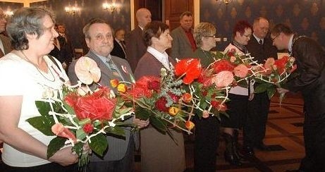 Uroczystość odbyła sie podczas sesji rady miasta. Wyróżnionym rodzicom towarzyszył rodziny i znajomi.