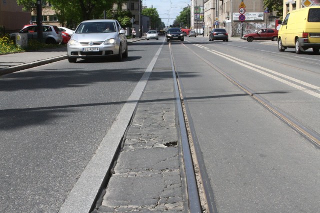 Na ulicy Limanowskiego łatano dziury w jezdni już po raz drugi od zakończenia jej remontu. Wiele dziur pozostało niezałatanych