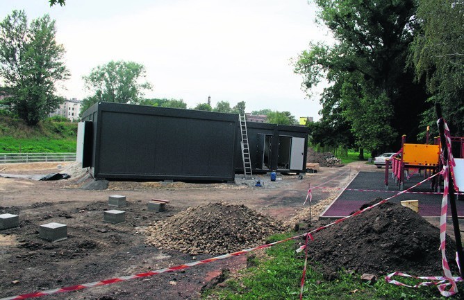 A tak wygląda plac budowy nad Odrą. Przywieziono blaszane...