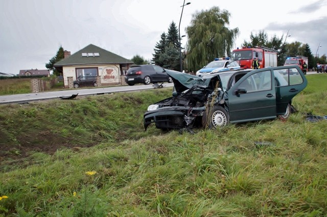 W niedzielę przed godziną 18 doszło do groźnie wyglądającej kolizji. Kierowca osobowego VW uderzył w tyl mercedesa i wjechał do rowu. Dwie osoby trafiły do słupskiego szpitala na obserwację.