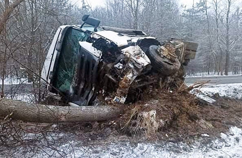 Poważny wypadek na DW 796 w Wysokiej. Droga jest całkowicie...