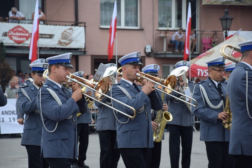 Parada i tańce instrumentalistów w Skale. Festiwal Orkiestr Wojskowych i Dętych