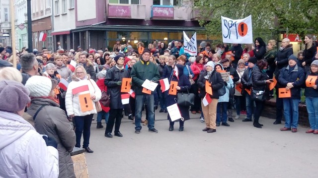 W piątek 12 kwietnia o godz. 19.00 na Wełnianym Rynku w Gorzowie Wlkp. odbyła się manifestacja nauczycieli i ich sympatyków. Przyszło około 300 osób. Szykują się kolejne manifestacje. W poniedziałek 15 kwietnia znów w Gorzowie (też na Wełnianym Rynku o 19.00), we wtorek w Słubicach (o 17.30 na Placu Przyjaźni)