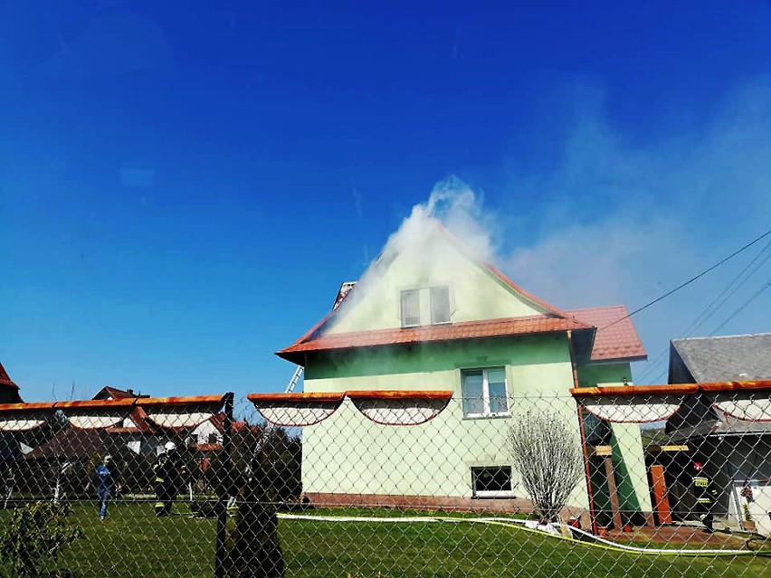 Strażacy z Mszany Górnej mieli pracowity dzień. Trzy pożary i wypadek drogowy