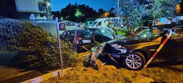 Kierowca bmw miał prawie 2 promile. Teraz odpowie za prowadzenie pojazdu w stanie nietrzeźwości, stworzenie zagrożenia w ruchu drogowym oraz spowodowanie kolizji na skrzyżowaniu ul. Powstania Listopadowego z ul. Powstańców Warszawy.