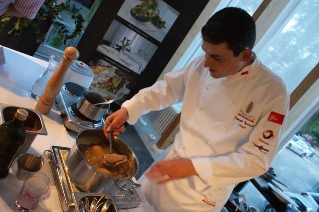 Dominik Brodziak, szef kuchni Restauracji Platinum piecze gęś w gęsin smalcu