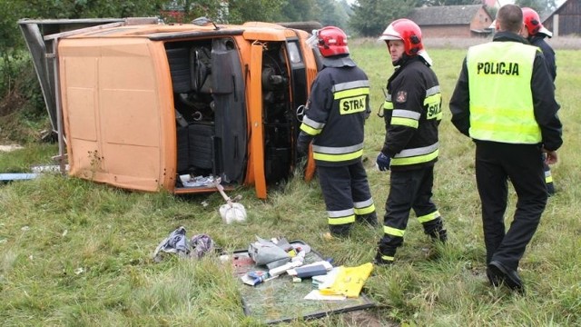 Mercedes spadł z drogi i dachował